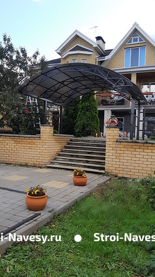 Навес из поликарбоната арочный для лестницы