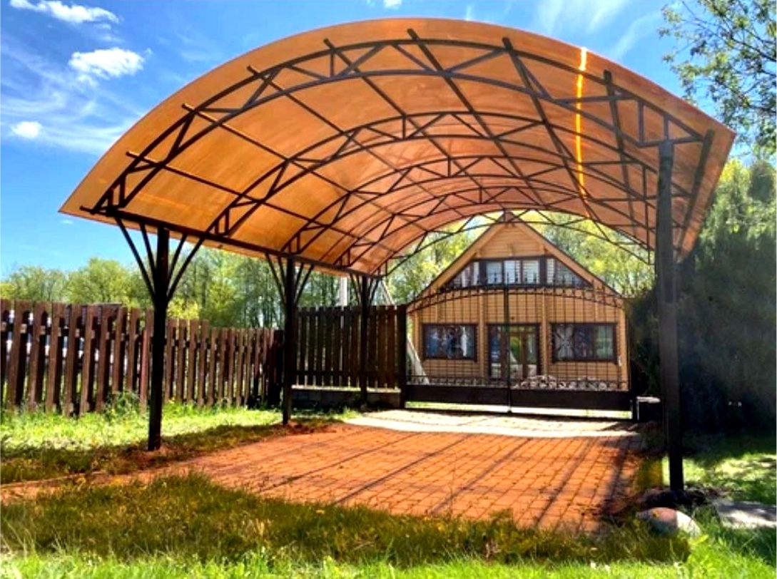 Современный автонавес с крышей из поликарбоната