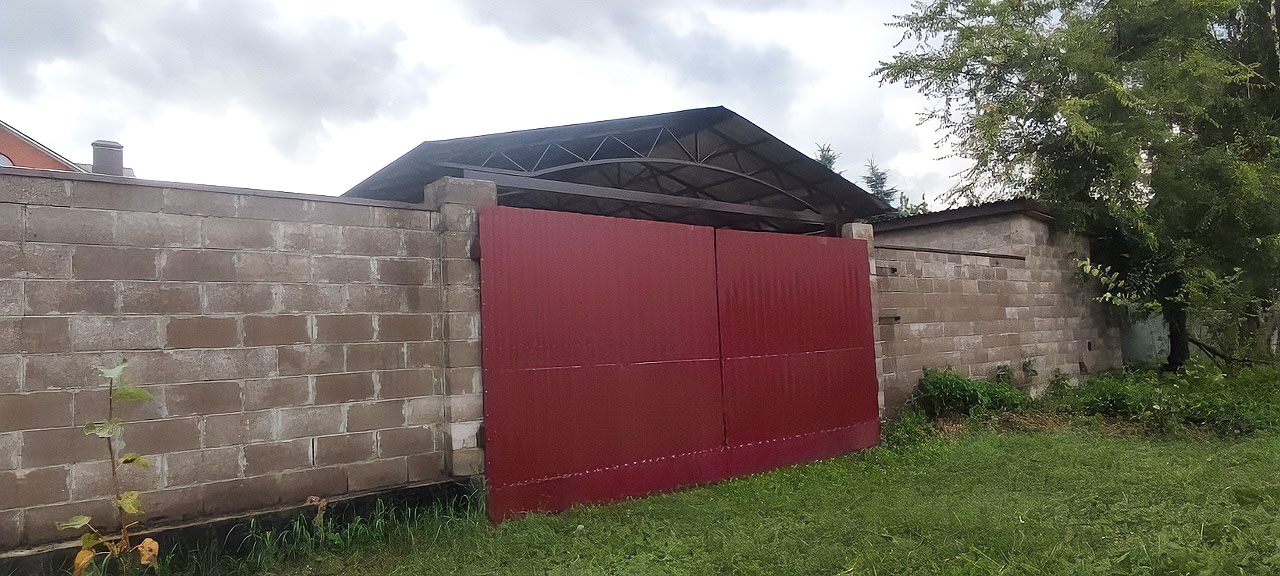 Двускатный навес с поликарбонатом для автомобиля Автонавес для загородного дома с поликарбонатом