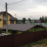 Двускатный навес для дачи с крышей из металлочерепицы