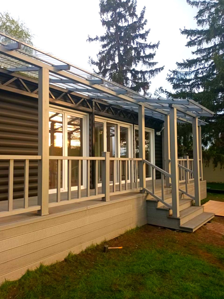 Современный автонавес с крышей из поликарбоната