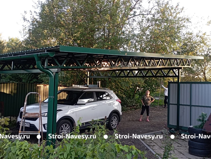 Односкатный автонавес с профнастилом для автомобиля