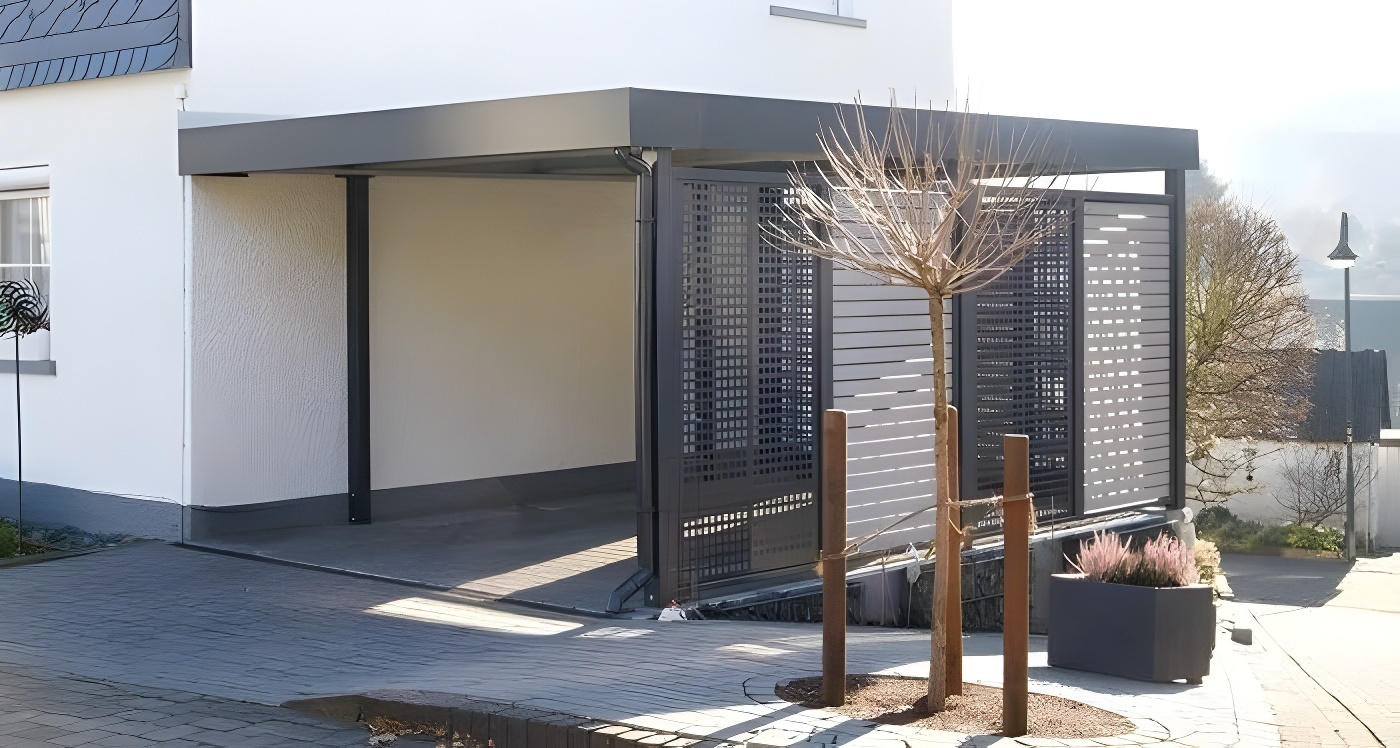 Современный автонавес с крышей из поликарбоната Автонавес для загородного дома с поликарбонатом